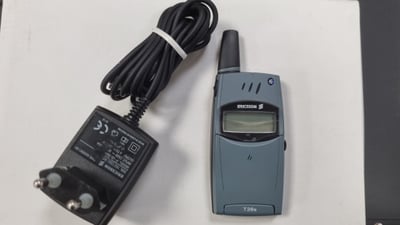Téléphone vintage T28s Sony Ericsson à clapet - bleu - débloqué