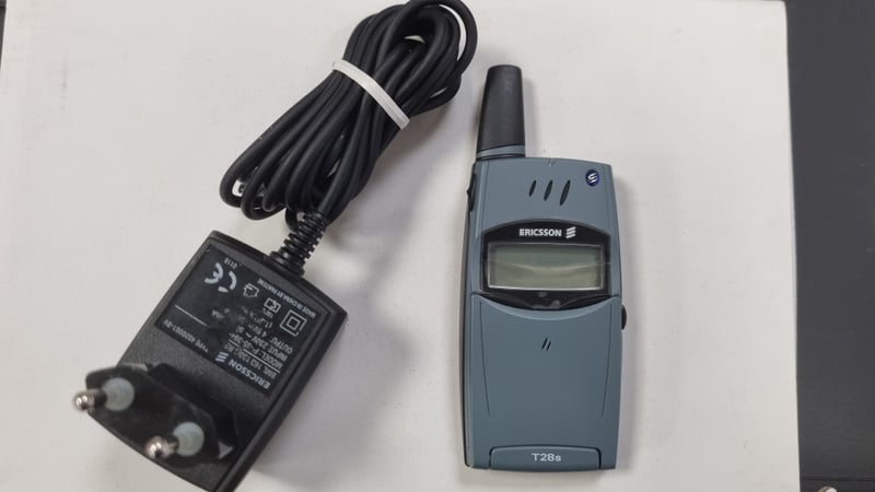 Téléphone vintage T28s Sony Ericsson à clapet - bleu - débloqué