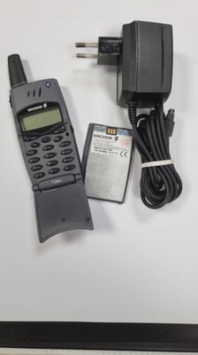 Téléphone vintage T28s Sony Ericsson à clapet - gris-violet - débloqué