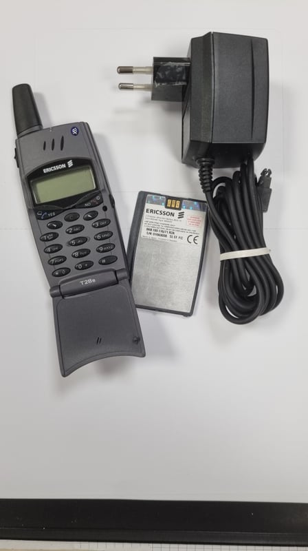 Téléphone vintage T28s Sony Ericsson à clapet - gris-violet - débloqué