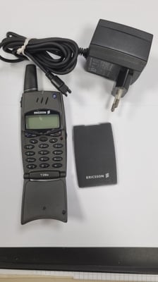 Téléphone vintage T28s Sony Ericsson à clapet - Gris - débloqué