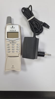 T39m - Sony Ericsson téléphone vintage à clapet - beige - débloqué