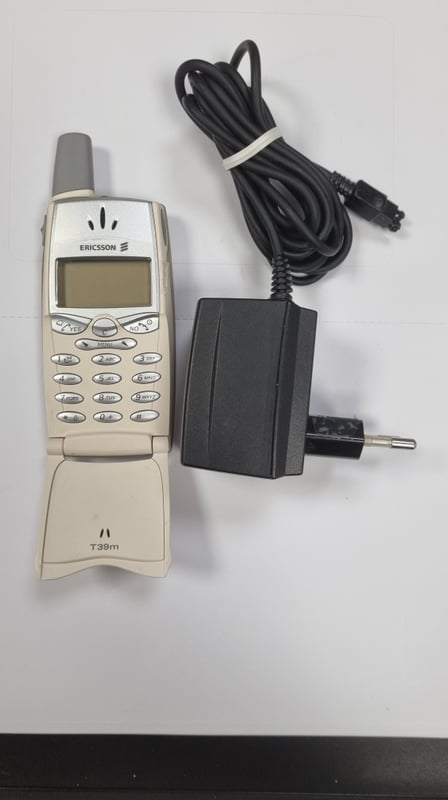 T39m - Sony Ericsson téléphone vintage à clapet - beige - débloqué
