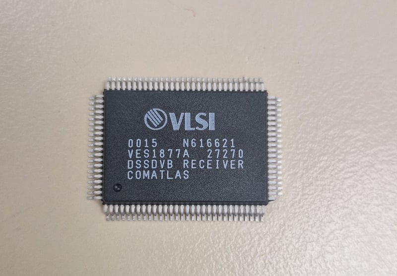 VES1877A - récepteur satellite numérique (DSS/DVB) MQFP-100