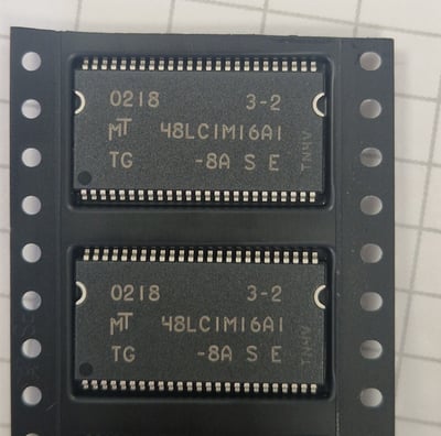 MT48LC1M16A1TG-8A SDRAM synchrone 16 Mbit (512K x 16 x 2 banques), boîtier TSOP