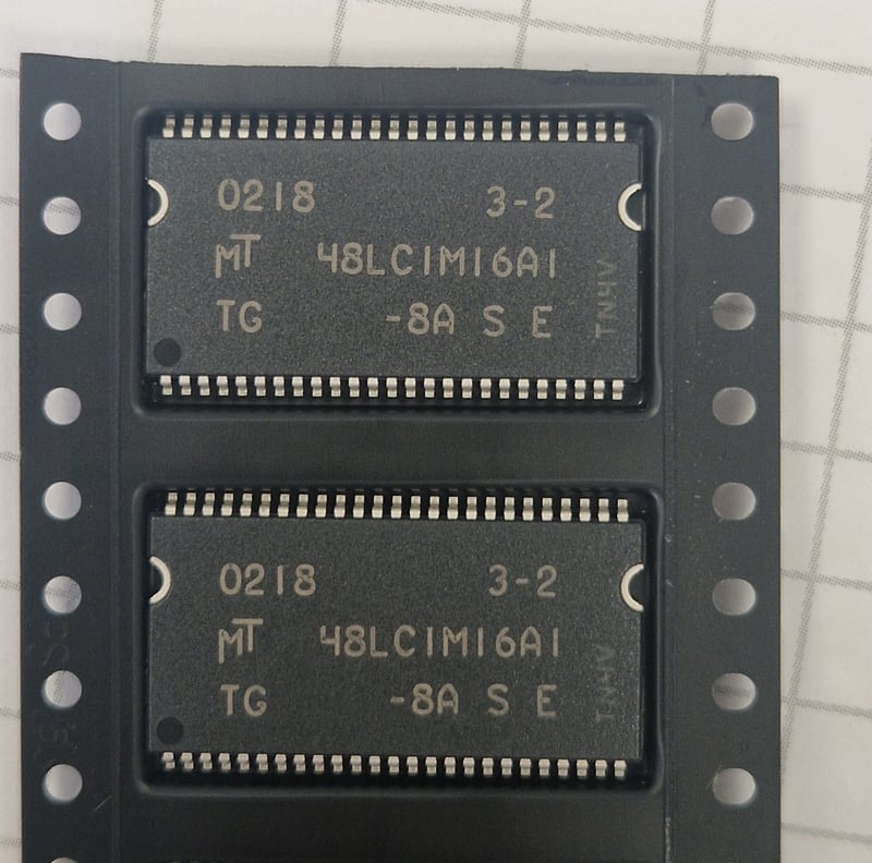 MT48LC1M16A1TG-8A SDRAM synchrone 16 Mbit (512K x 16 x 2 banques), boîtier TSOP