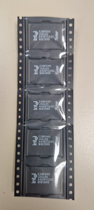 E28F640J3A-120 Mémoire flash Intel StrataFlash E28F640J3A-120 — 64 Mbit, boîtier TSOP 56