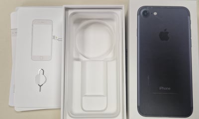 Empty original box for Iphone 7  32Go black