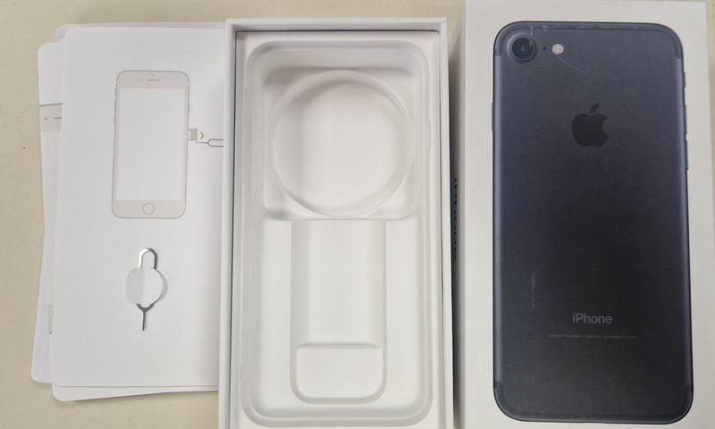 Empty original box for Iphone 7  32Go black