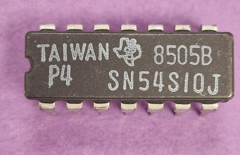 SN54S10J - Triple NAND gate 3 inputs, TTL Schottky, military-grade, 14 pin ceramic -