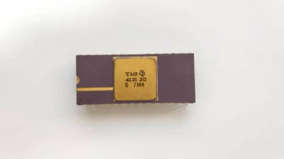 TMS4120JC - CIRCUIT INTEGRE EN CERAMIQUE