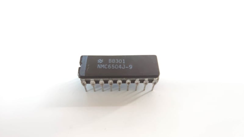 NMC6504J-9 - SRAM, CERAMIQUE, DIP18