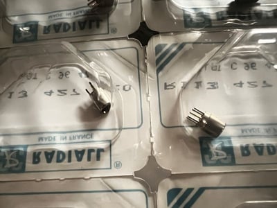 R113427020 - Connecteur RF MCX droit à souder sur carte